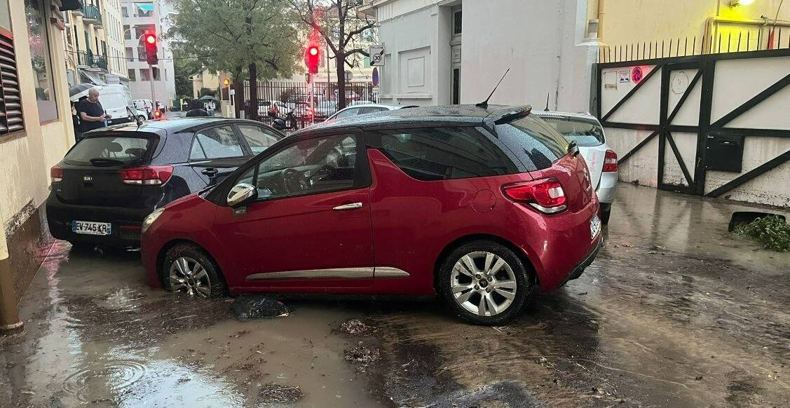 À cannes, le boulevard république sous les eaux, le quartier bouclé et des personnes coincées dans les voitures