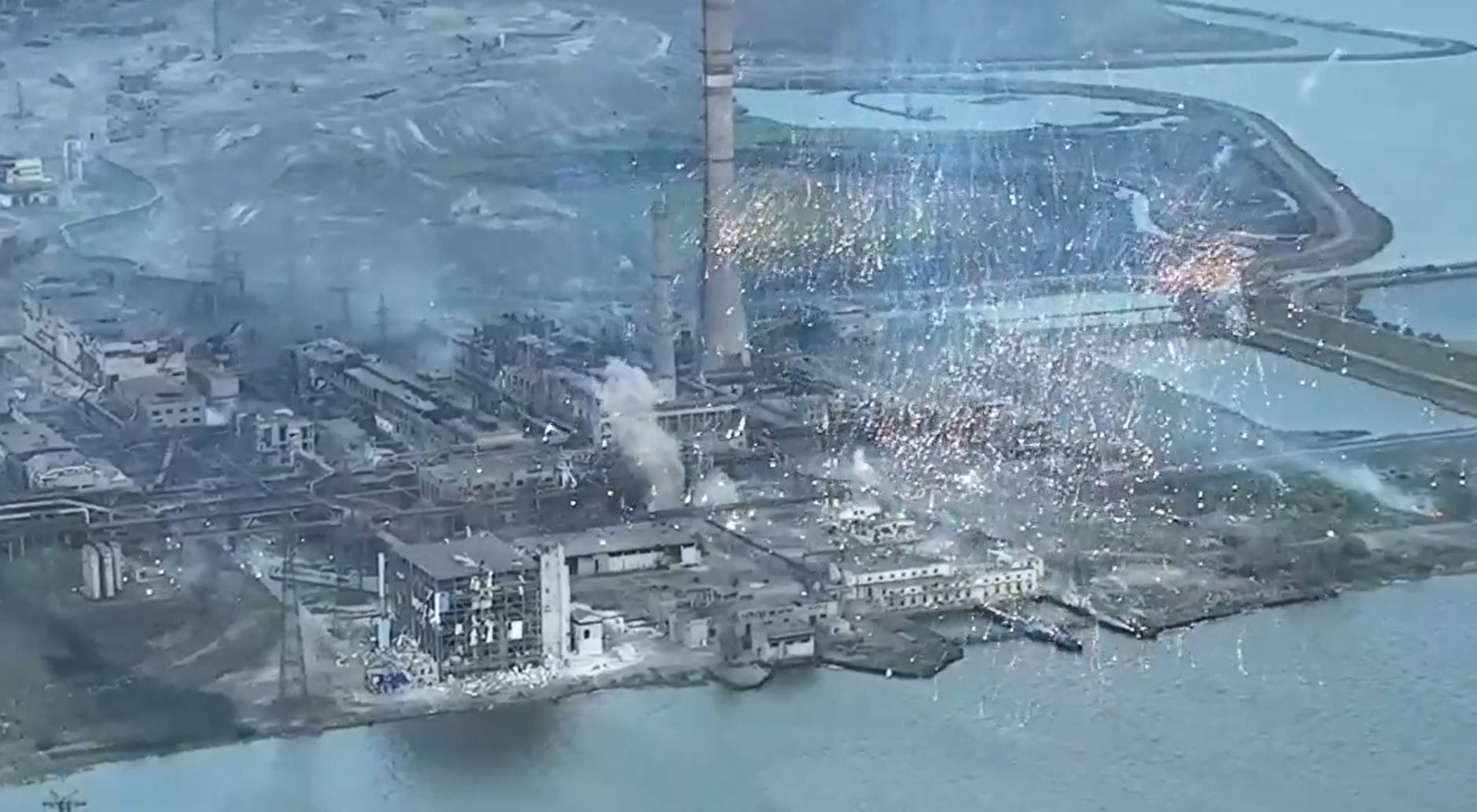 Des bombes incendiaires ont-elles été utilisées à Marioupol? Les impressionnantes images d'une pluie de feu sur Azovstal