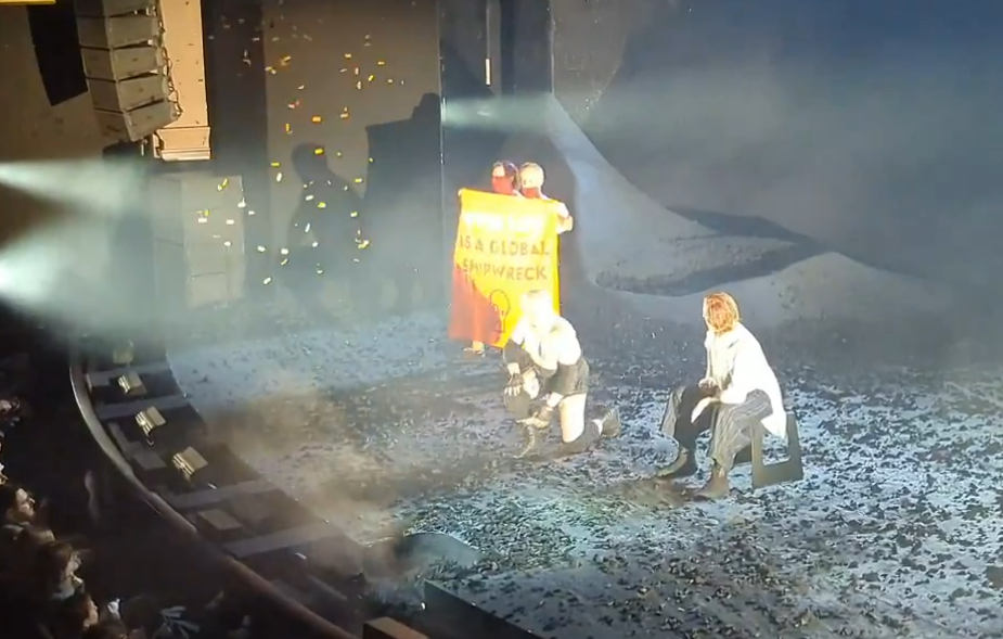 Deux militants écologistes interrompent une pièce avec Sigourney Weaver à Londres