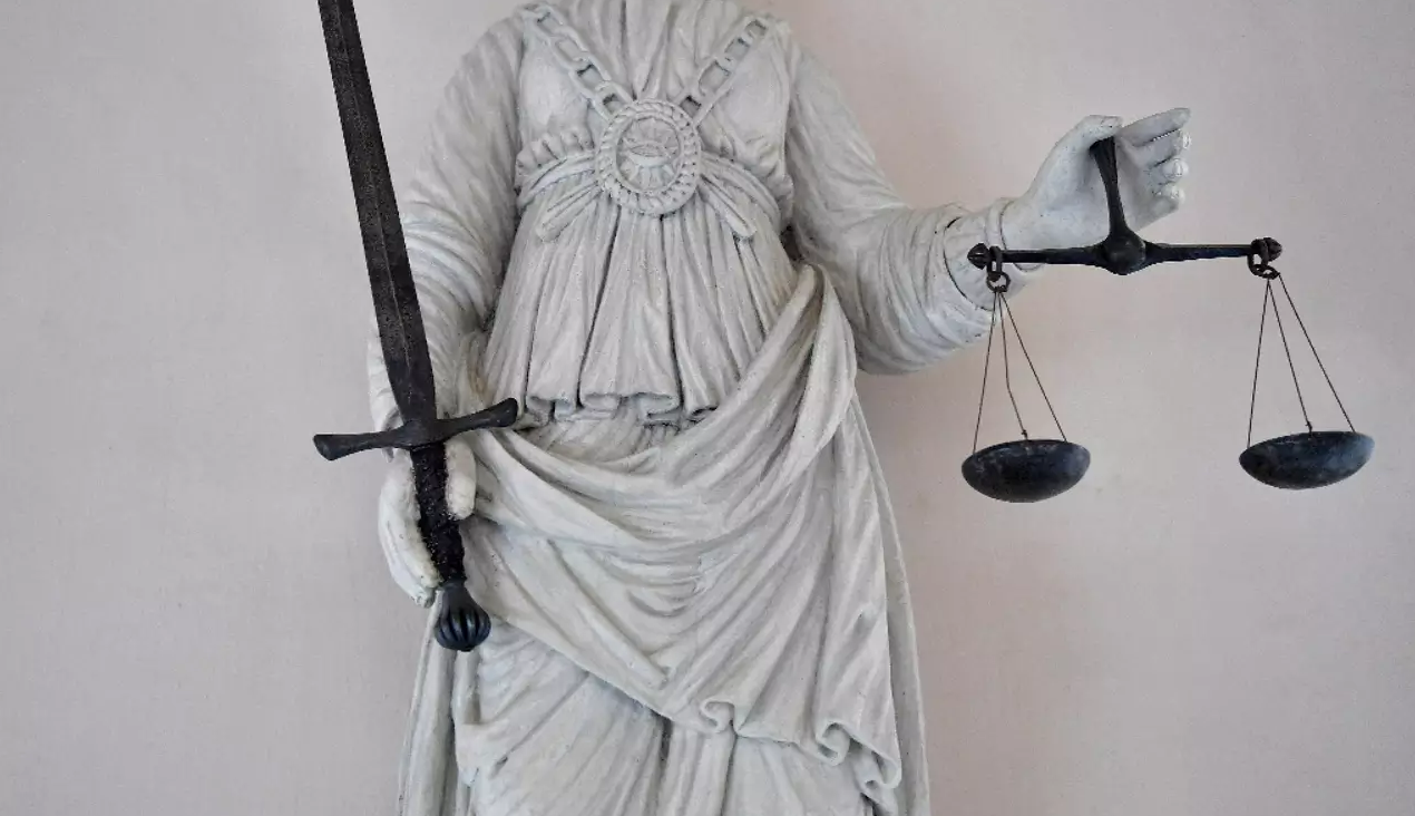 La mère alcoolique frappe ses enfants avec tout ce qui lui tombe sous la main, sa fille adolescente cachait les couteaux de cuisine dans sa chambre pour éviter le pire