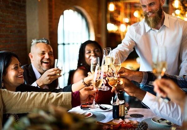 Diners clandestins à Paris: que risque l'organisateur? Et les convives qui participent à de tels événements en période de confinement?