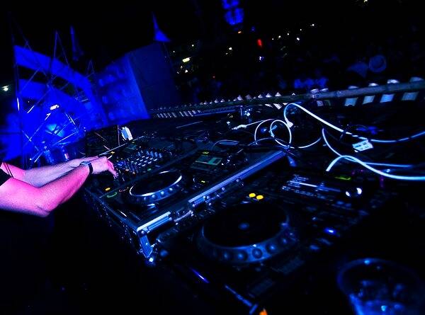 Réouverture des discothèques, consommation de boissons au cinéma et dans les bars, concerts... Tout ce qui change ce mercredi