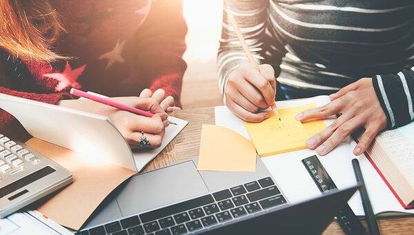 Covid-19: l'Université d'Aix-Marseille "anticipe" le pic épidémique et rétablit les cours à distance