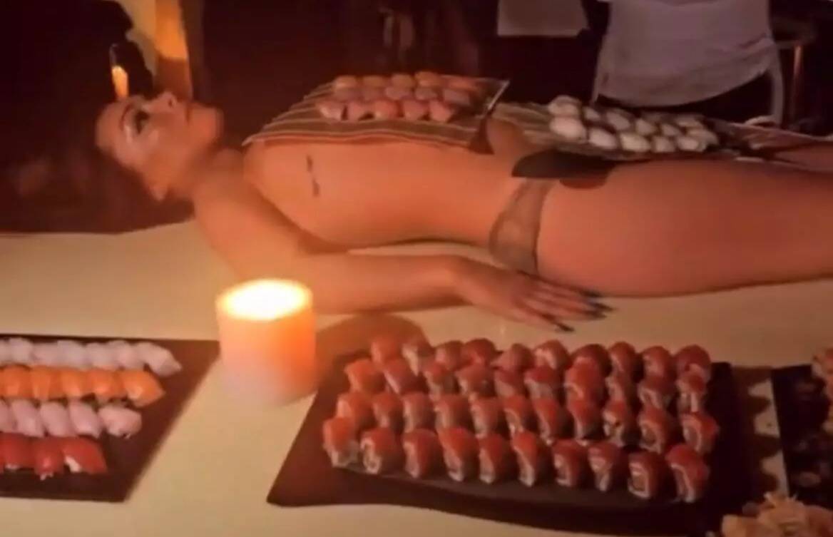 Kanye West crée (encore) une polémique en mangeant des sushis sur le corps nu d'une femme en compagnie de sa fille pour son anniversaire