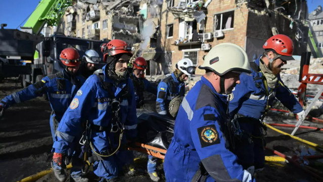 14 morts dont 3 enfants, 600 drones lancés, la Russie évoque des cibles "militaires", les dirigeants européens outrés... le point sur l'attaque nocturne à Kiev