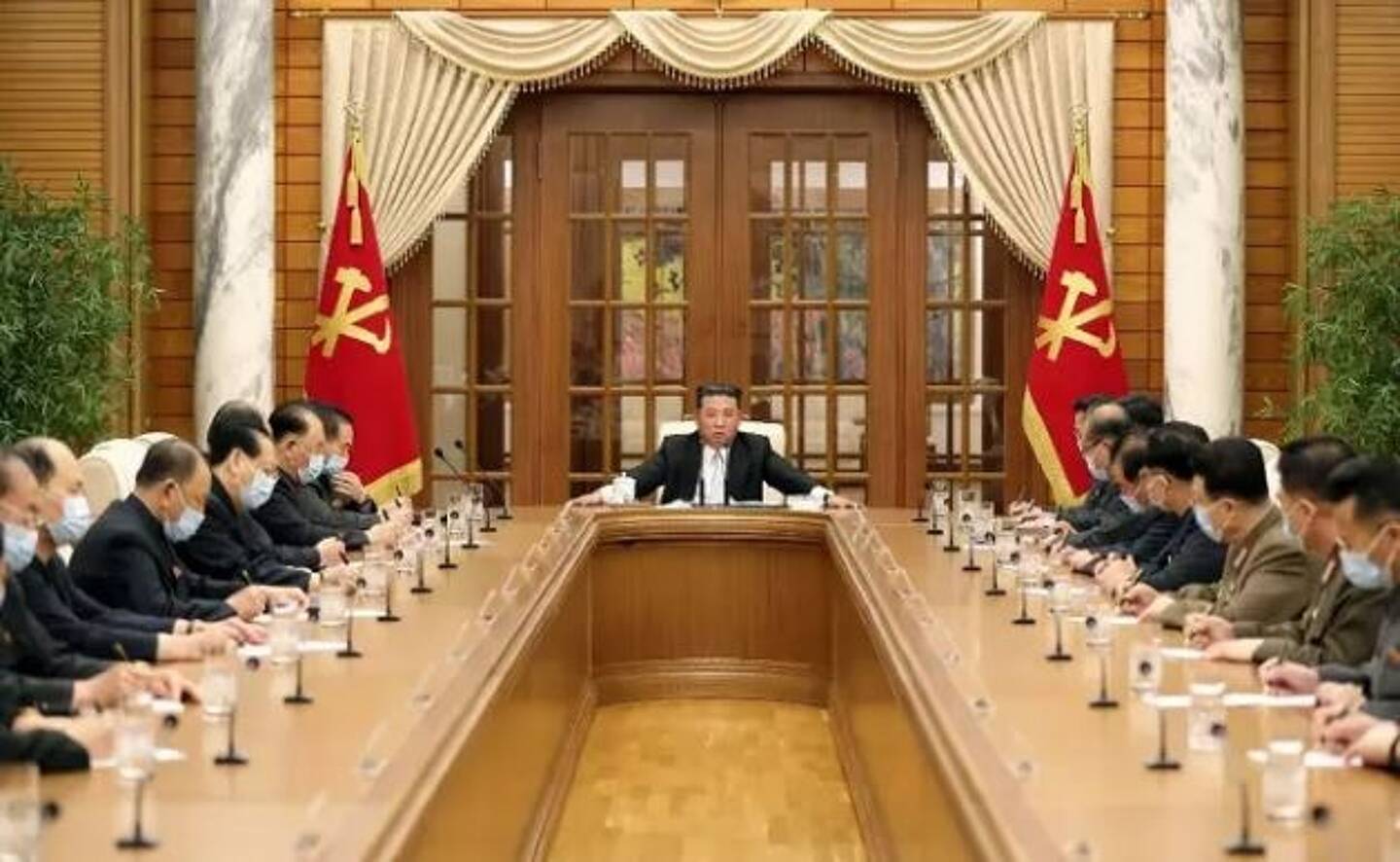 Le dirigeant nord-coréen Kim Jong Un président un bureau politique du Parti des travailleurs, à Pyongyang, le 12 mai 2022.