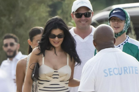 Robe Jean-Paul Gaultier et maillot de foot du Nigeria... le couple Kylie Jenner-Timothée Chalamet aperçu sur une plage du Var