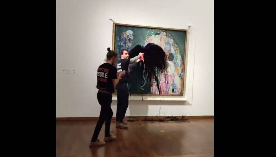 Un groupe pétrolier offre l'entrée au musée, des militants écologistes aspergent de liquide noir un chef d'oeuvre de Klimt