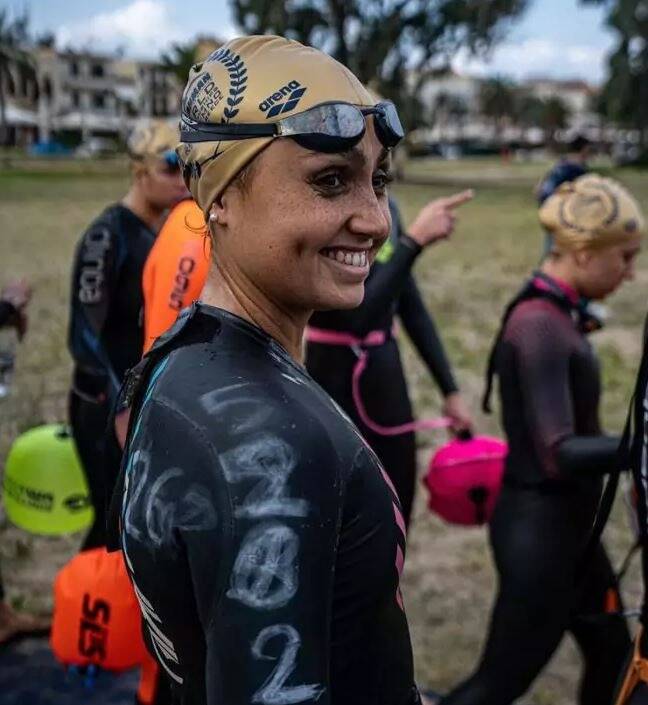 "Peu de gens tentent ce défi": trois ans après une grave blessure, Laura, 25 ans, va nager 70 kilomètres à travers le lac Léman en Suisse