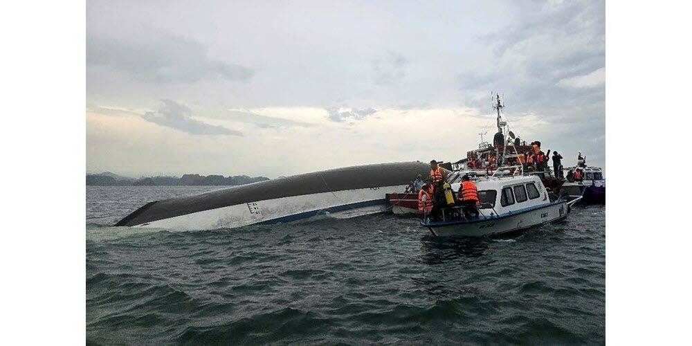 Un bateau touristique fait naufrage dans la célèbre Baie d'Halong, au moins 34 morts