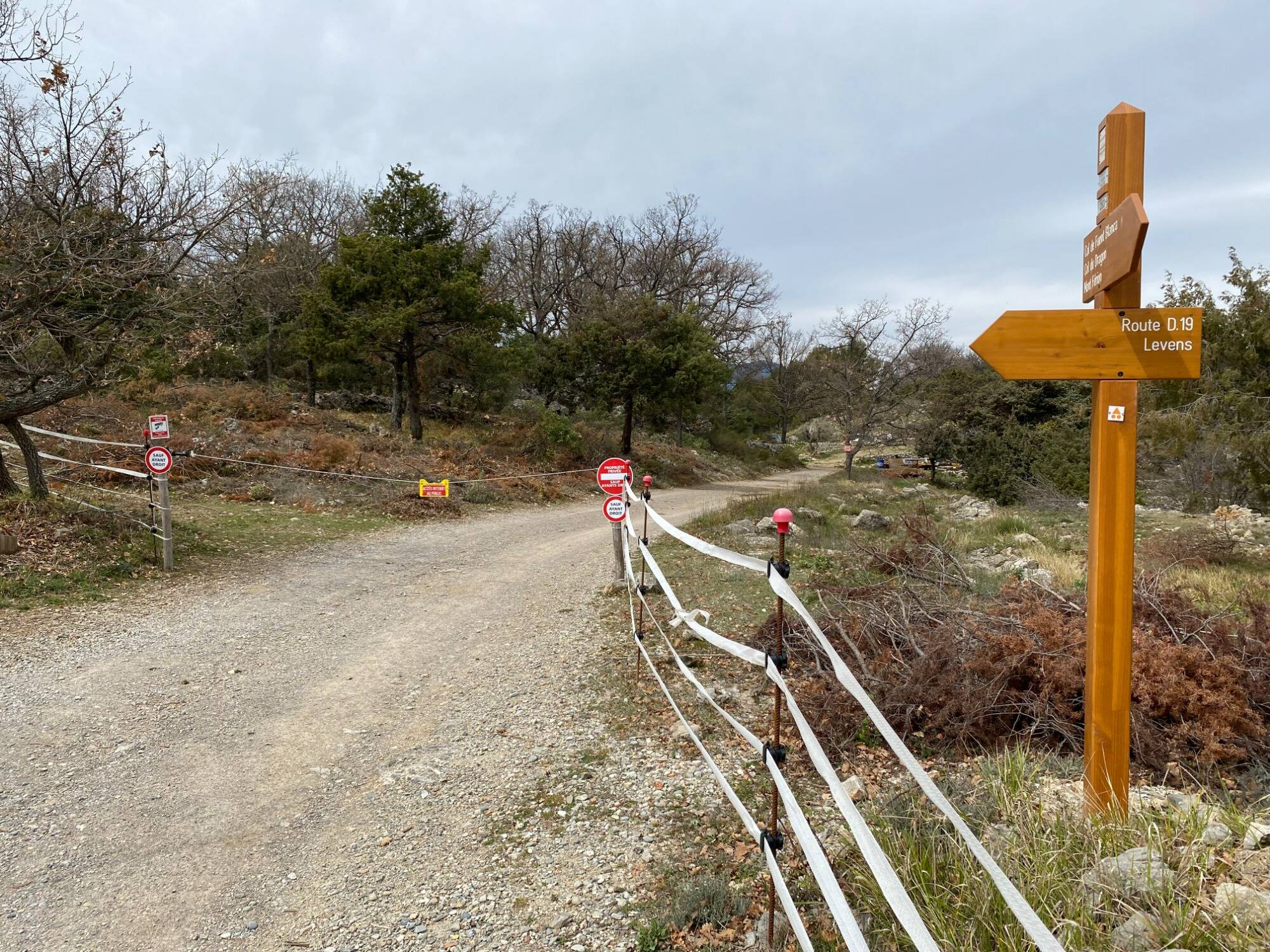 Lasse de voir les gens passer chez elle, la retraitée avait clôturé une route touristique: la justice a tranché