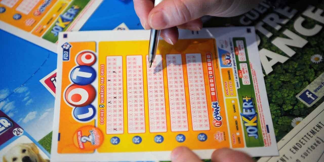 Au travail, il découvre qu'il a remporté 16 millions d'euros au Loto et démissionne sur-le-champ