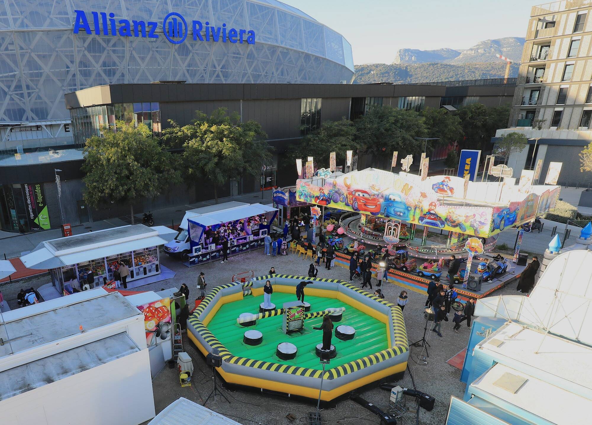 "C'est le jour et la nuit": la fête foraine de Nice retrouve des couleurs avec son déménagement du MIN sur le parvis d'Ikea