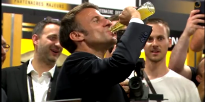 Emmanuel Macron descend une bière cul-sec dans les vestiaires du Stade Toulousain, la scène filmée