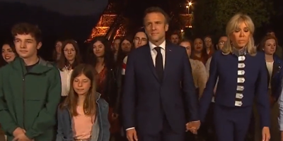 Qui étaient les enfants qui marchaient aux côtés d'Emmanuel et Brigitte Macron au Champ-de-Mars?
