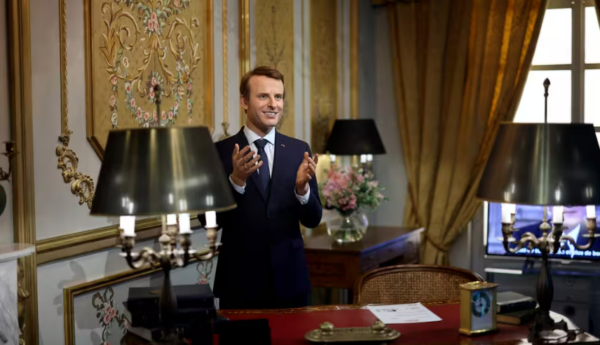 La statue de cire d'Emmanuel Macron volée au musée Grévin... et déposée devant l'ambassade de Russie