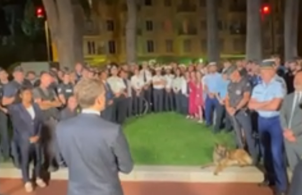 Sommet de l'Océan: Emmanuel Macron filmé sur la promenade des Anglais en train de remercier les forces de l'ordre