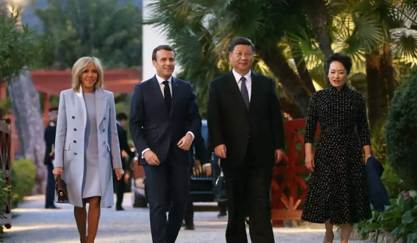 Les présidents Emmanuel Macron et Xi Jinping accompagnés de leurs épouses respectives en 2019.