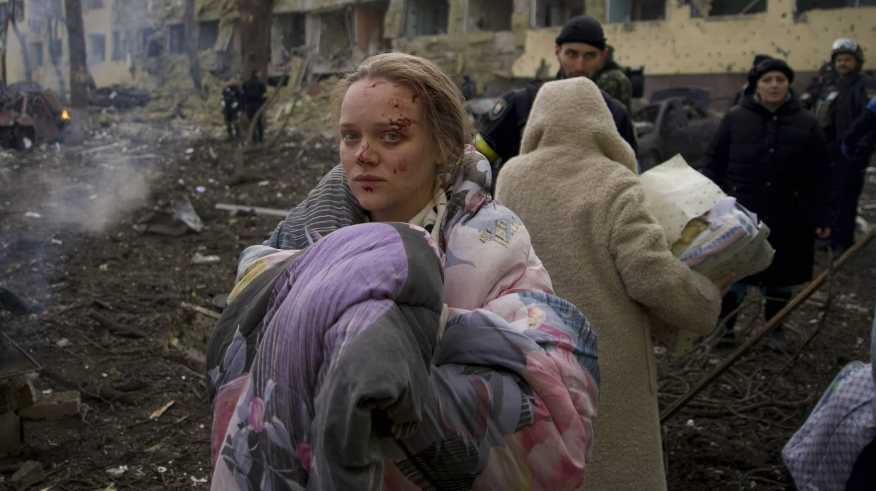 Guerre en Ukraine: symbole du bombardement de la maternité de Marioupol, cette mère endeuillée fait scandale en appelant à voter pour Vladimir Poutine