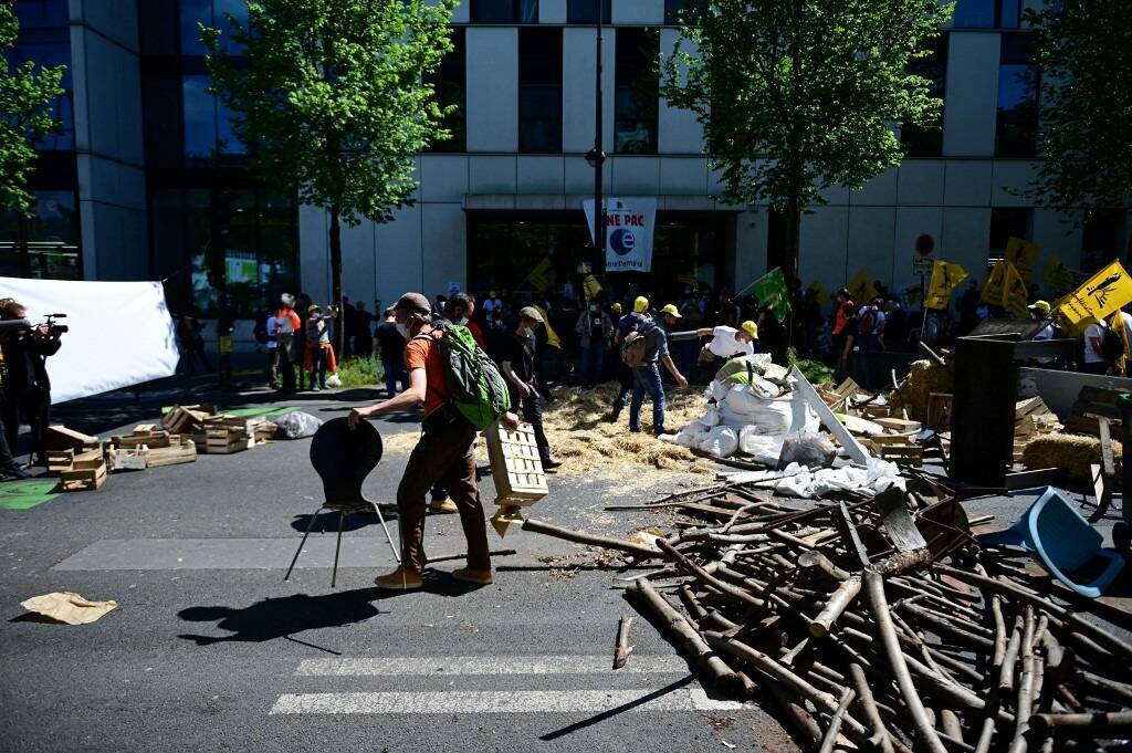 Les images d'une députée jetée au sol par un policier lors d'une manifestation agitent l'Assemblée nationale