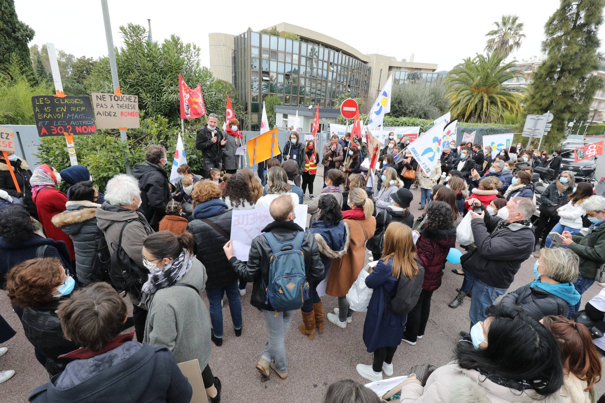 "On est là pour le bien-être de nos enfants": parents d'élèves et enseignants en colère contre les fermetures de classes dans les Alpes-Maritimes