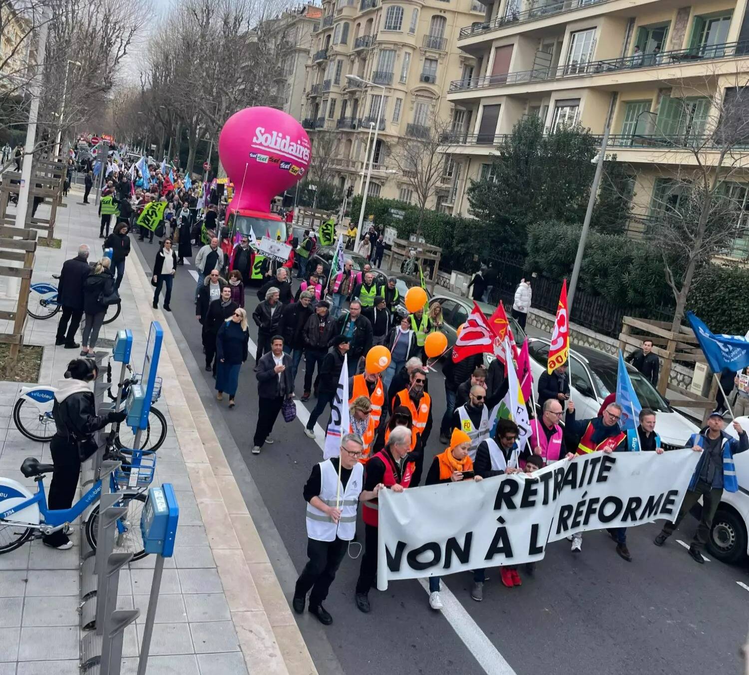 Grève contre la réforme des retraites: "D.T.C", "Manu Ciao", "Borne out"... Les 12 meilleurs slogans vus dans le cortège de ce 16 février à Nice