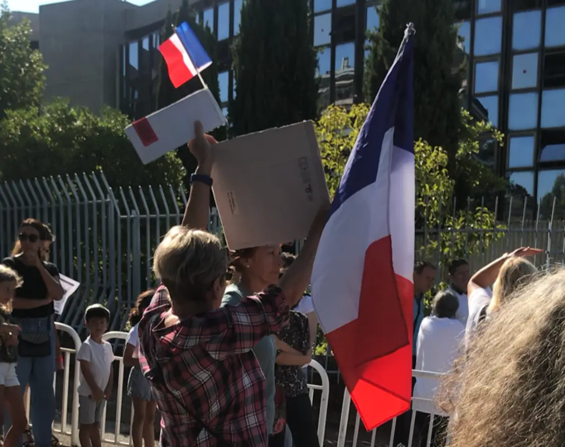 "Ce sont des soumis, point barre": ce que l'on sait de la discussion entre manifestants anti-pass et antivax avec le recteur de l'académie de Nice