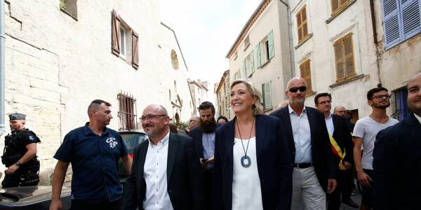 Marine Le Pen dans les rues de Châteaudouble en 2018, aux côtés de Frédéric Boccaletti. 