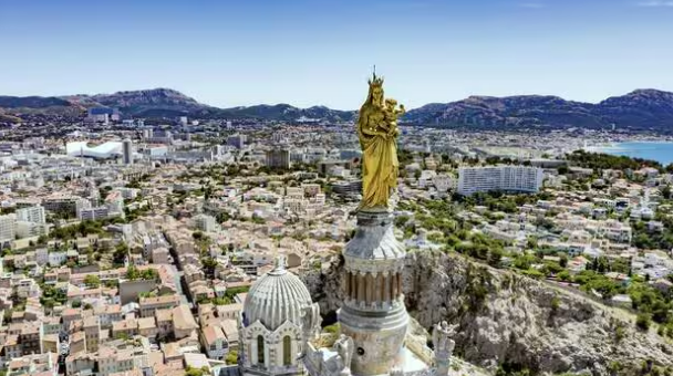 A Marseille, un chantier monumental pour redonner son éclat à la "Bonne-Mère", perchée sur la basilique Notre-Dame-de-la-Garde
