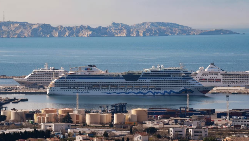 A Marseille, une action de blocage en mer contre la "pollution" des navires de croisières