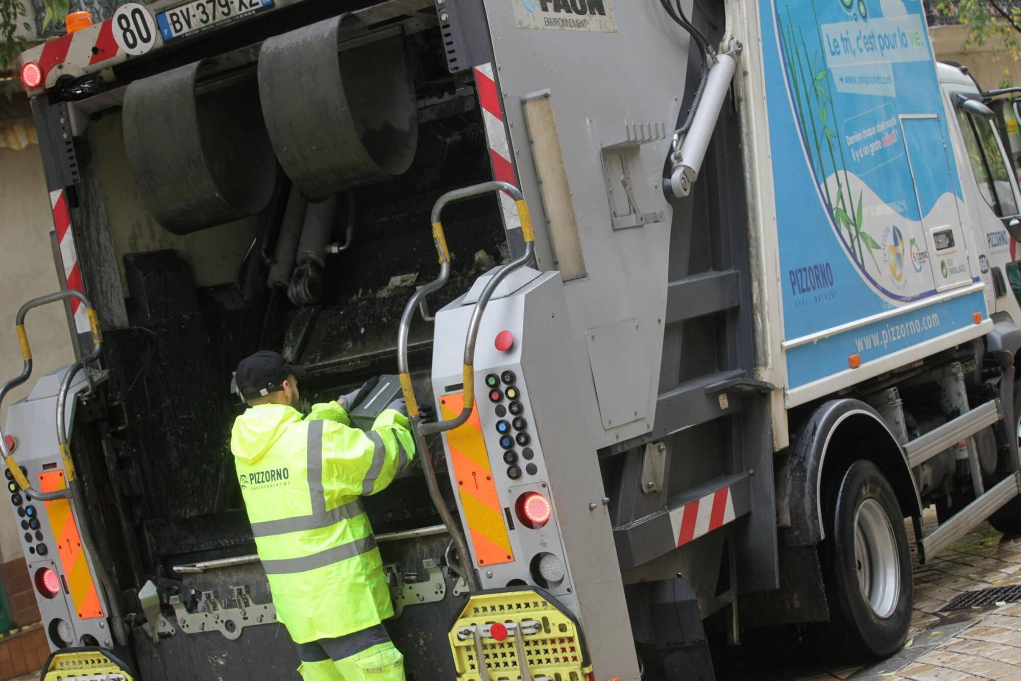 Poubelles trop pleines, recyclage du plastique "à la traîne", pilotage public "insuffisant"... La Cour des comptes critique la gestion des déchets en France