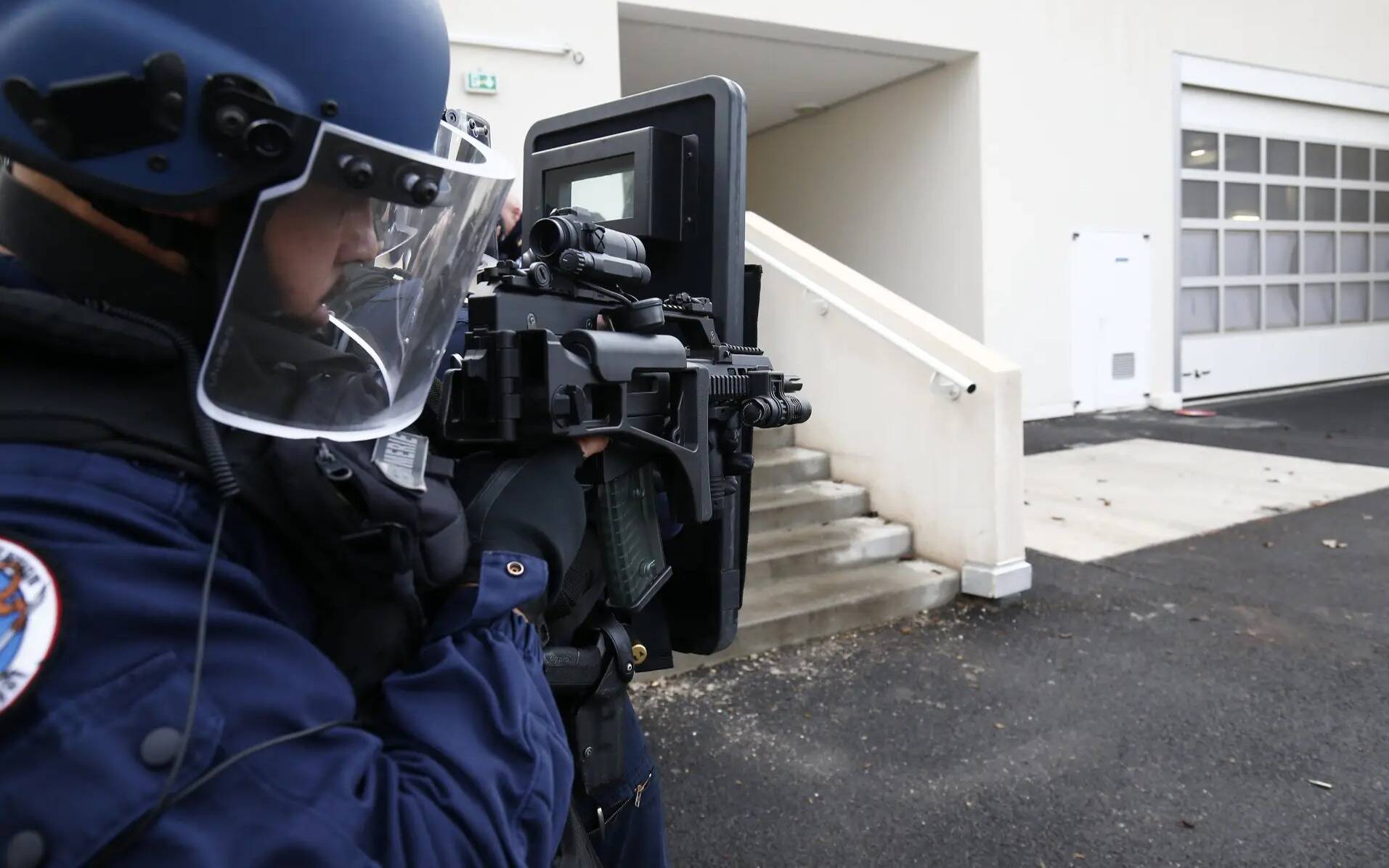 Un homme retranché avec sa femme, au moins deux blessés par balles dans le Val-d'Oise