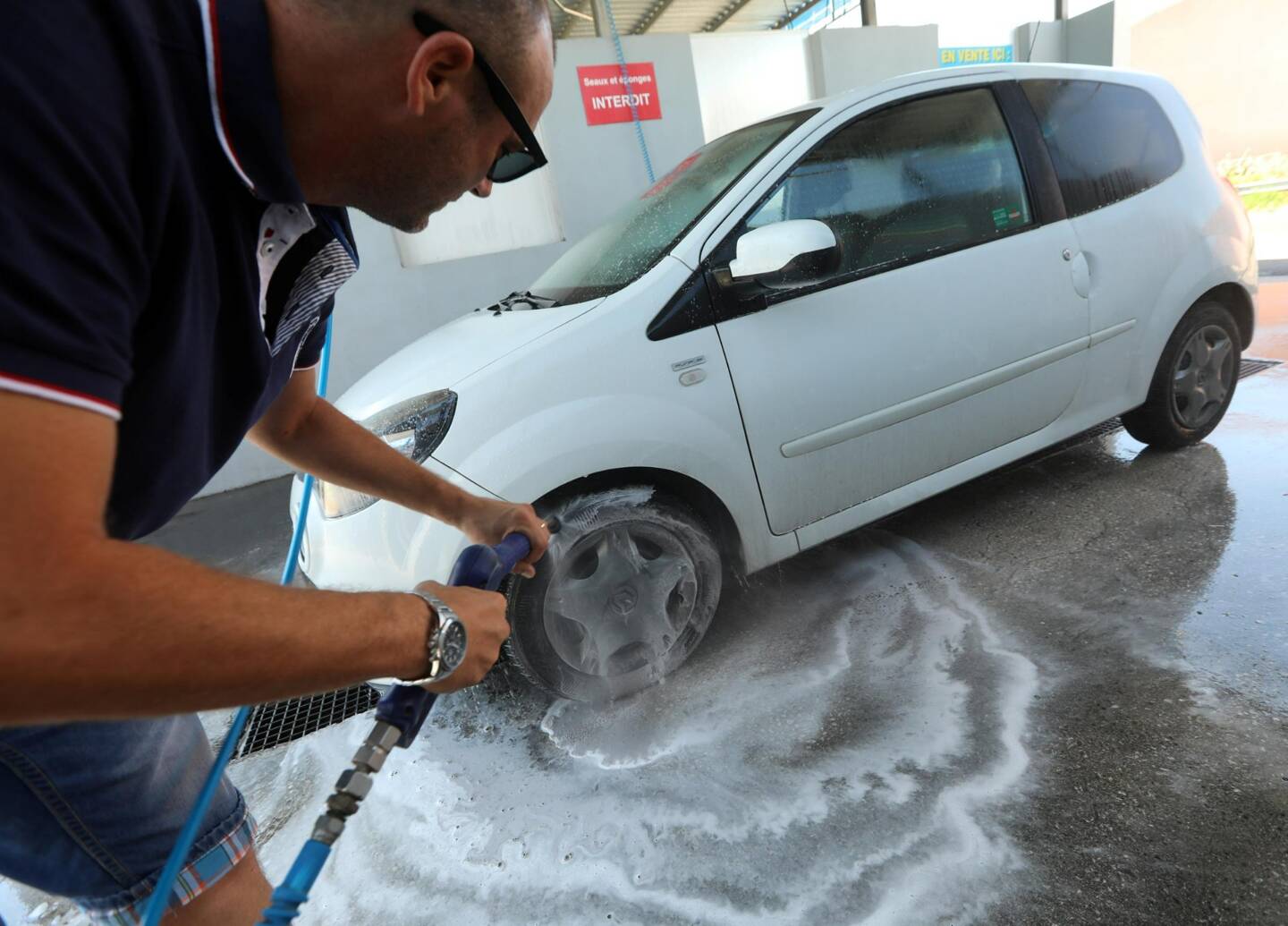 La loi française interdit de laver sa voiture devant chez soi: il faut la nettoyer en station de lavage ou la confier à un professionnel.