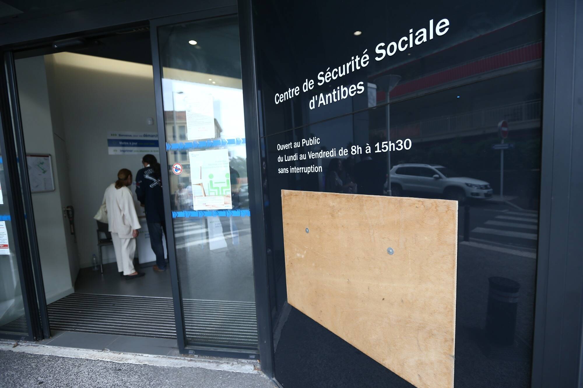 Les protections périodiques réutilisables seront remboursées pour les moins de 25 ans, annonce la Première ministre