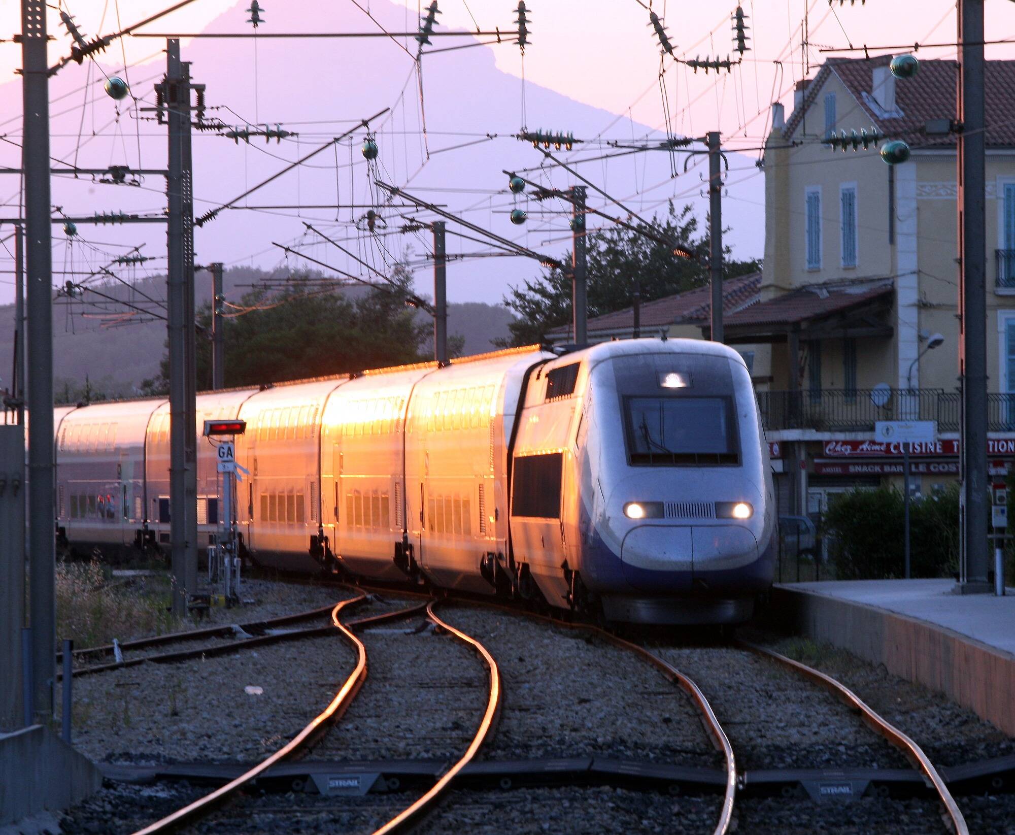 Il circulait à vélo le long des voies ferrées: un homme heurté par un TGV entre Antibes et Cannes