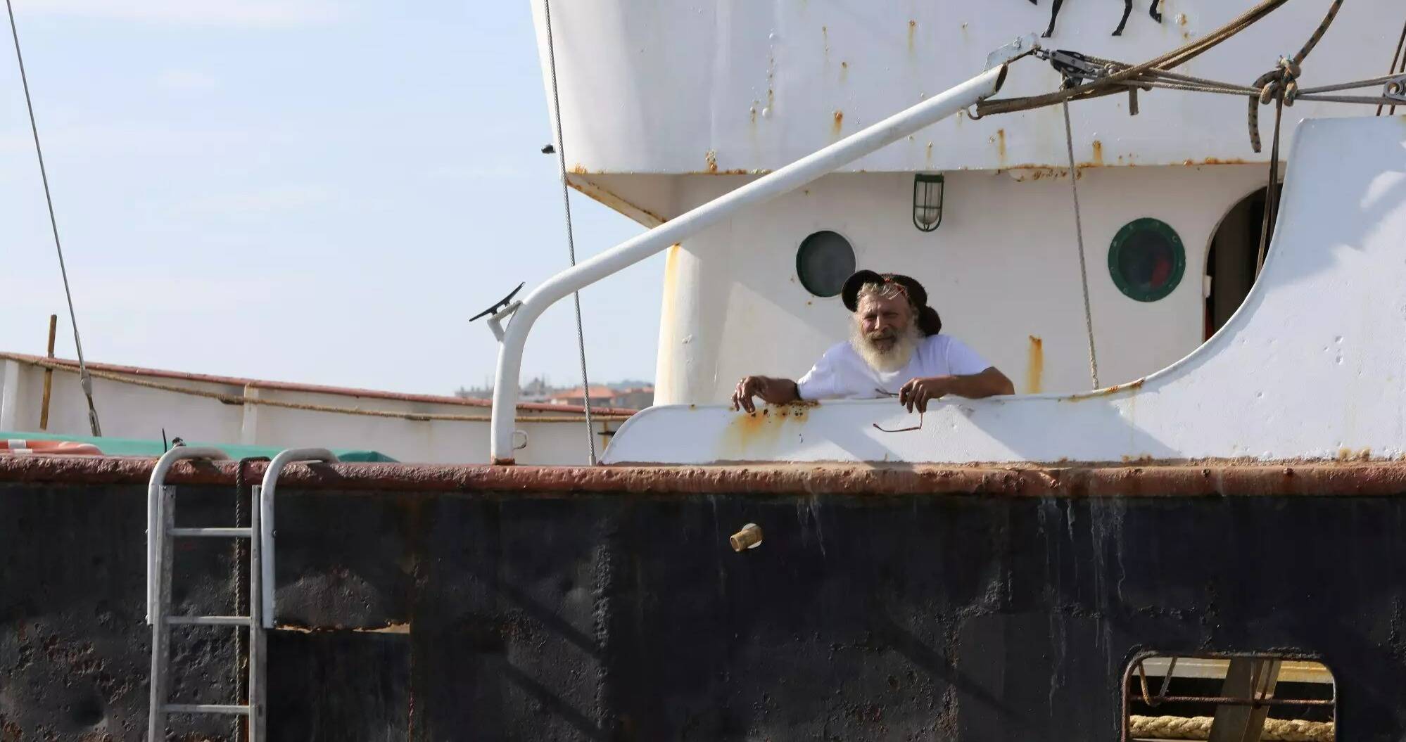 "Des petits cons ou des mecs bourrés": le bateau du skipper cagnois Eric Sommer vandalisé sur la Côte d'Azur