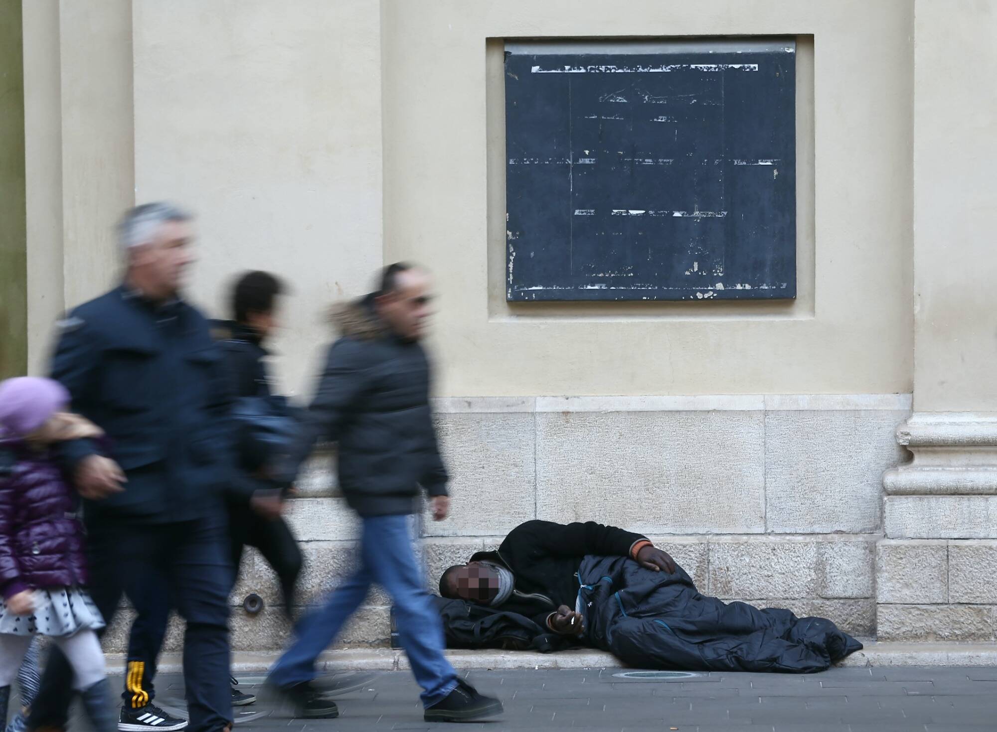 Ils s'appelaient Constantin, Barbara, Wadie... Hommage aux morts de la rue dans les Alpes-Maritimes en 2020 et en 2021