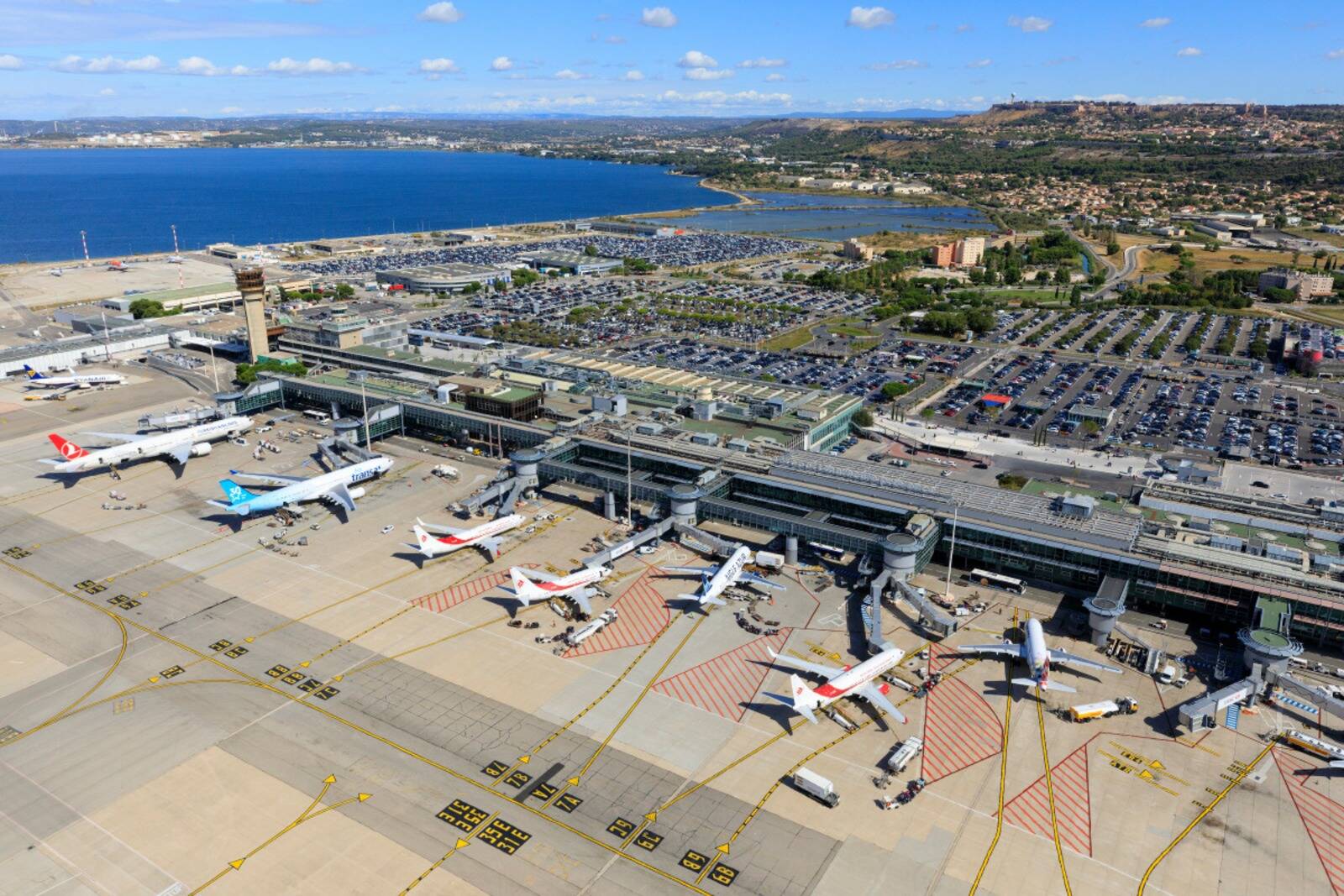 Incendie en cours à Marseille: l'aéroport de Marignane fermé depuis ce mardi midi, plusieurs vols déroutés sur Nice