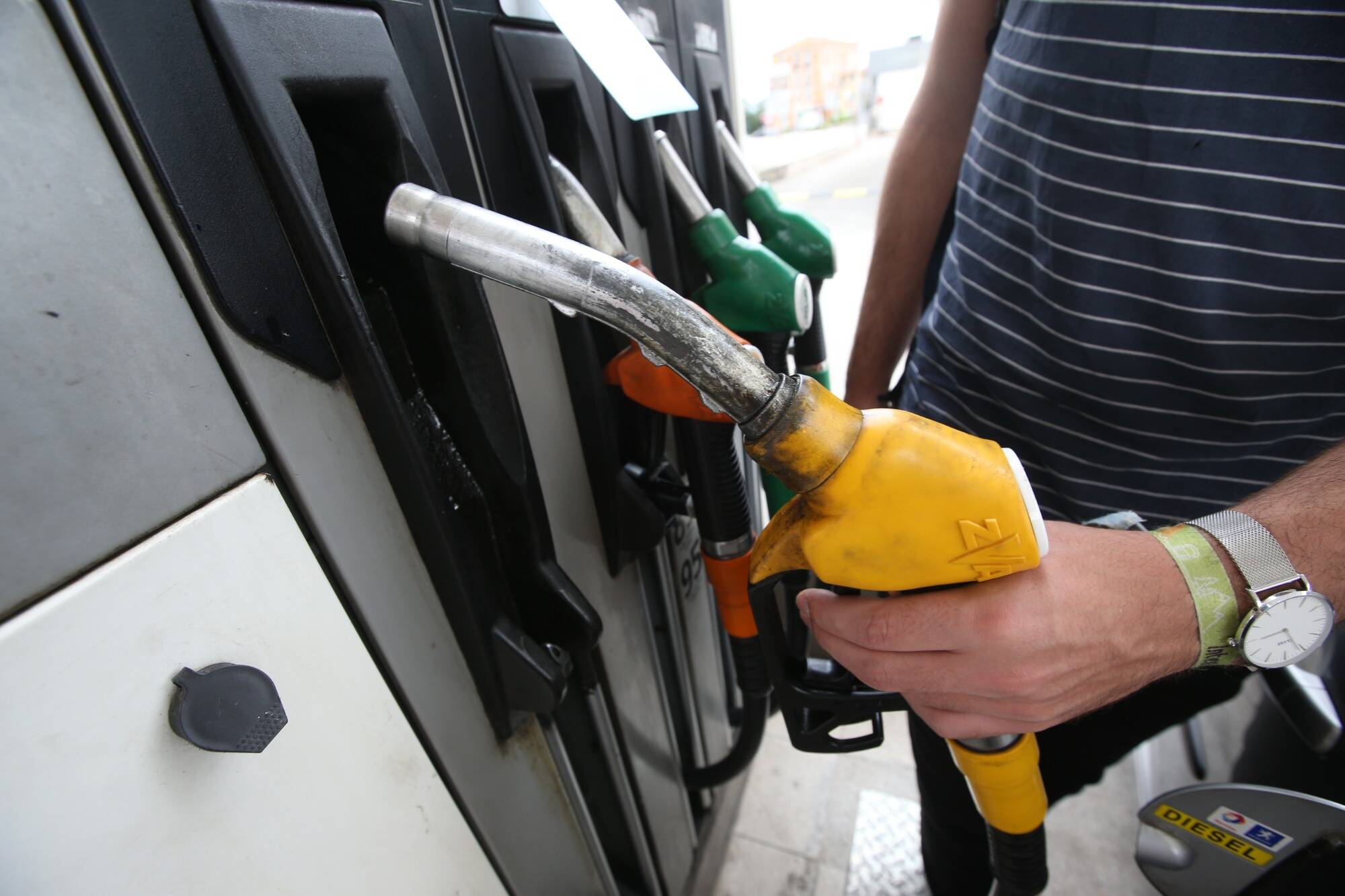 Le préfet du Var interdit la vente d'essence en bidon dès 18 heures dans les stations-service