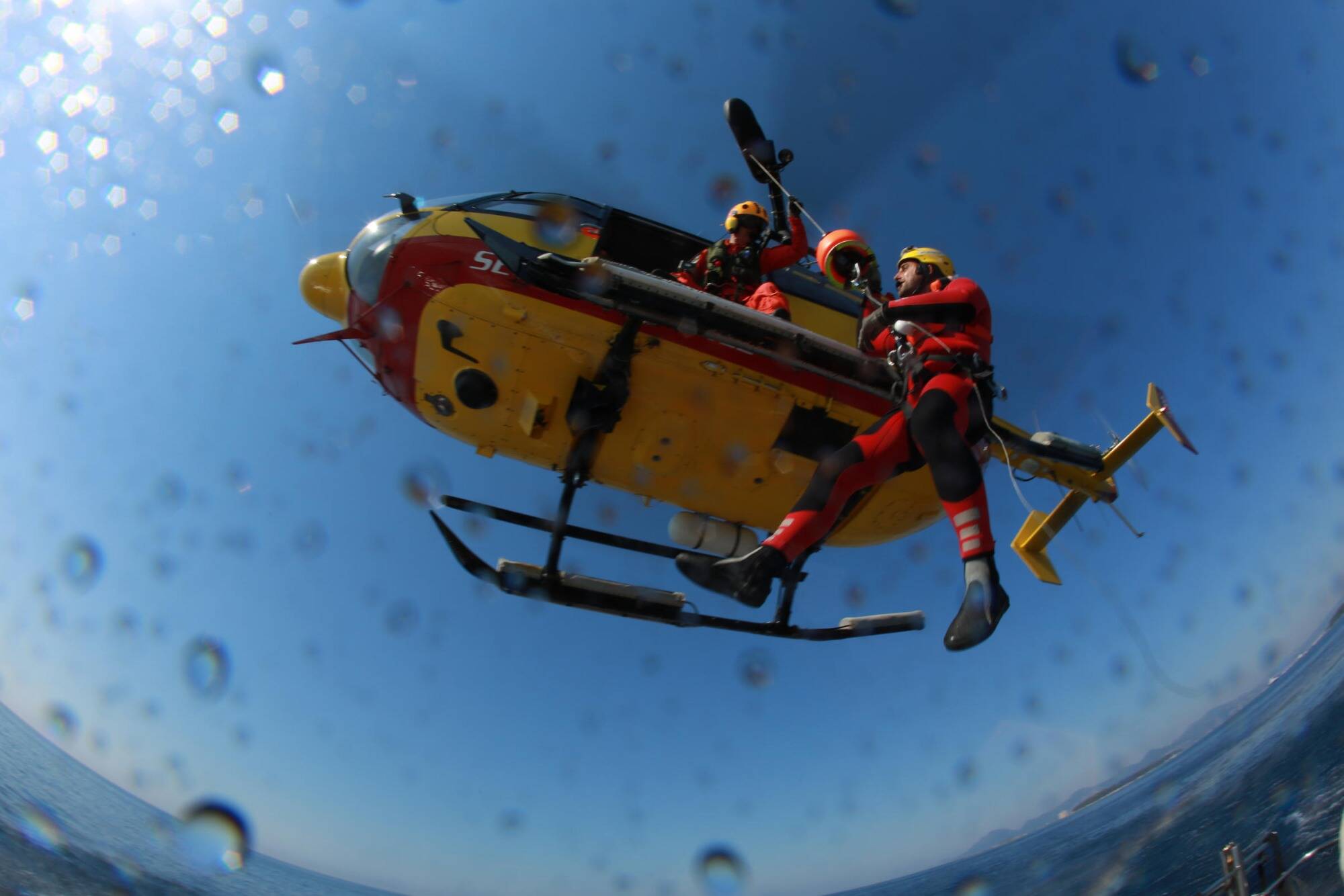 Un nageur serait en difficulté à Antibes, un hélicoptère Dragon 06 en survol pour tenter de le retrouver