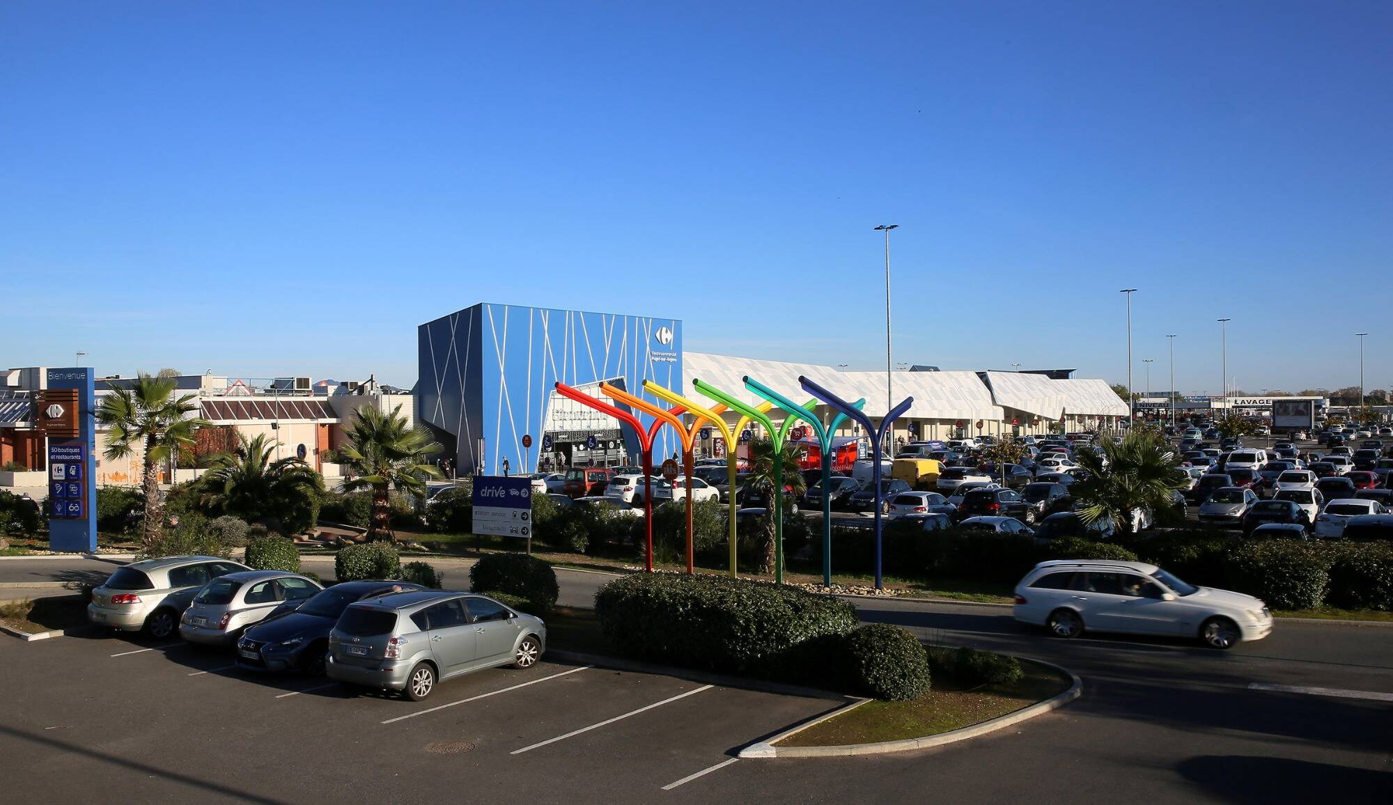 Un chauffard mécontent roule sur un agent de sécurité et le blesse au pied, dans la zone commerciale de Puget-sur-Argens