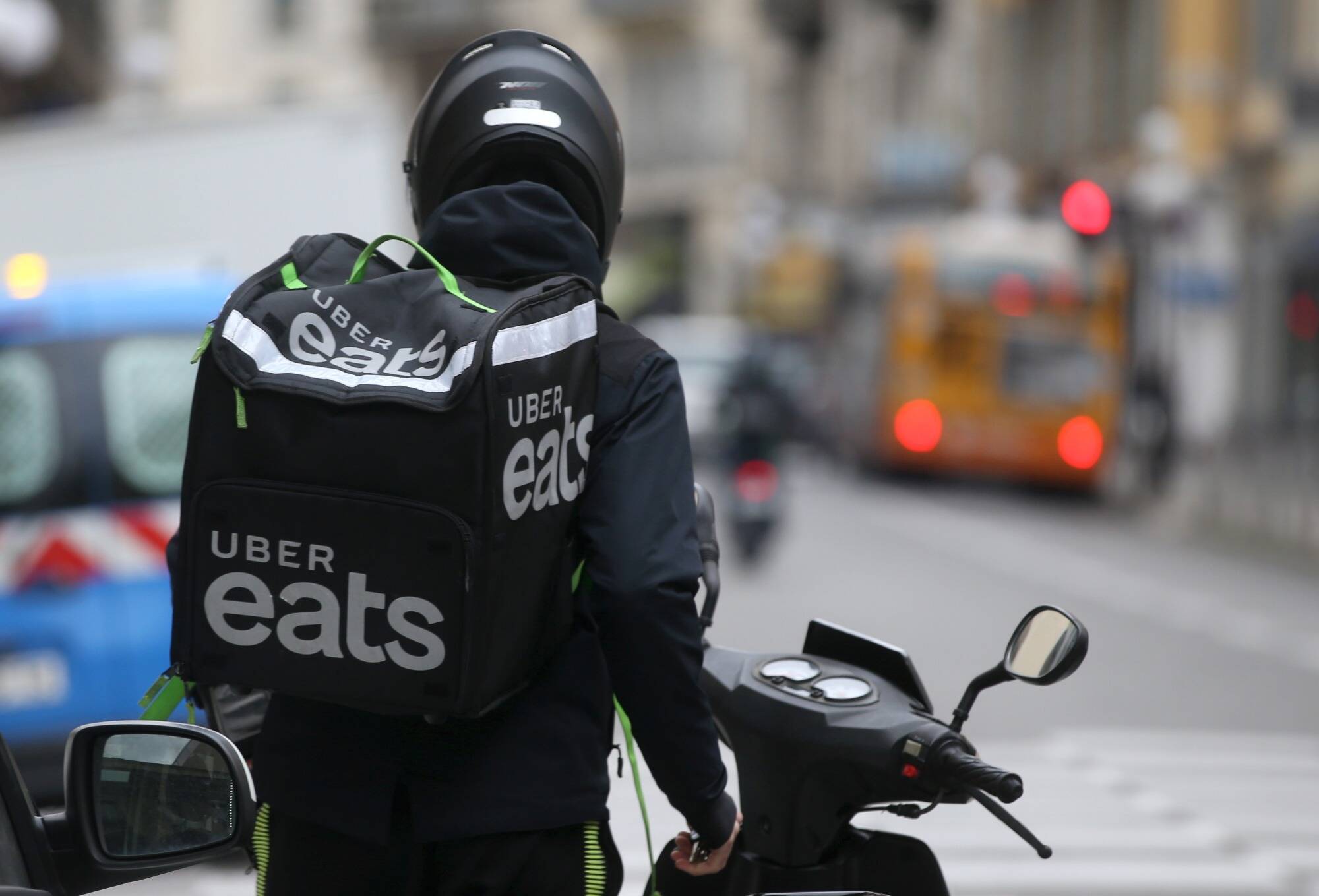 Comment la livraison de repas contribue à une ubérisation des quartiers populaires à Nice et dans les Alpes-Maritimes