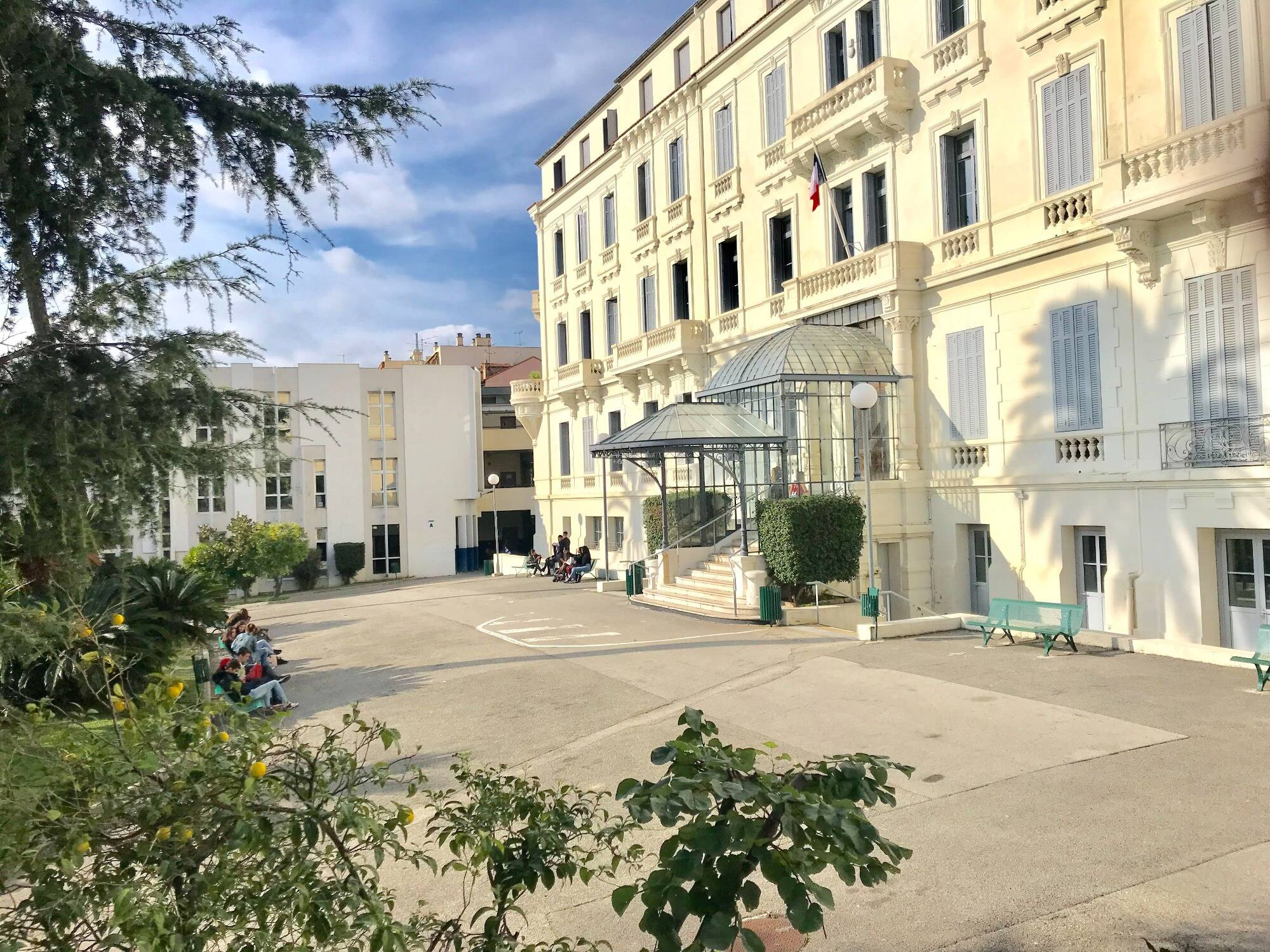Un professeur cible des menaces, les lieux sécurisés par la police... Ce que l'on sait sur les tags découverts dans un lycée de Cannes