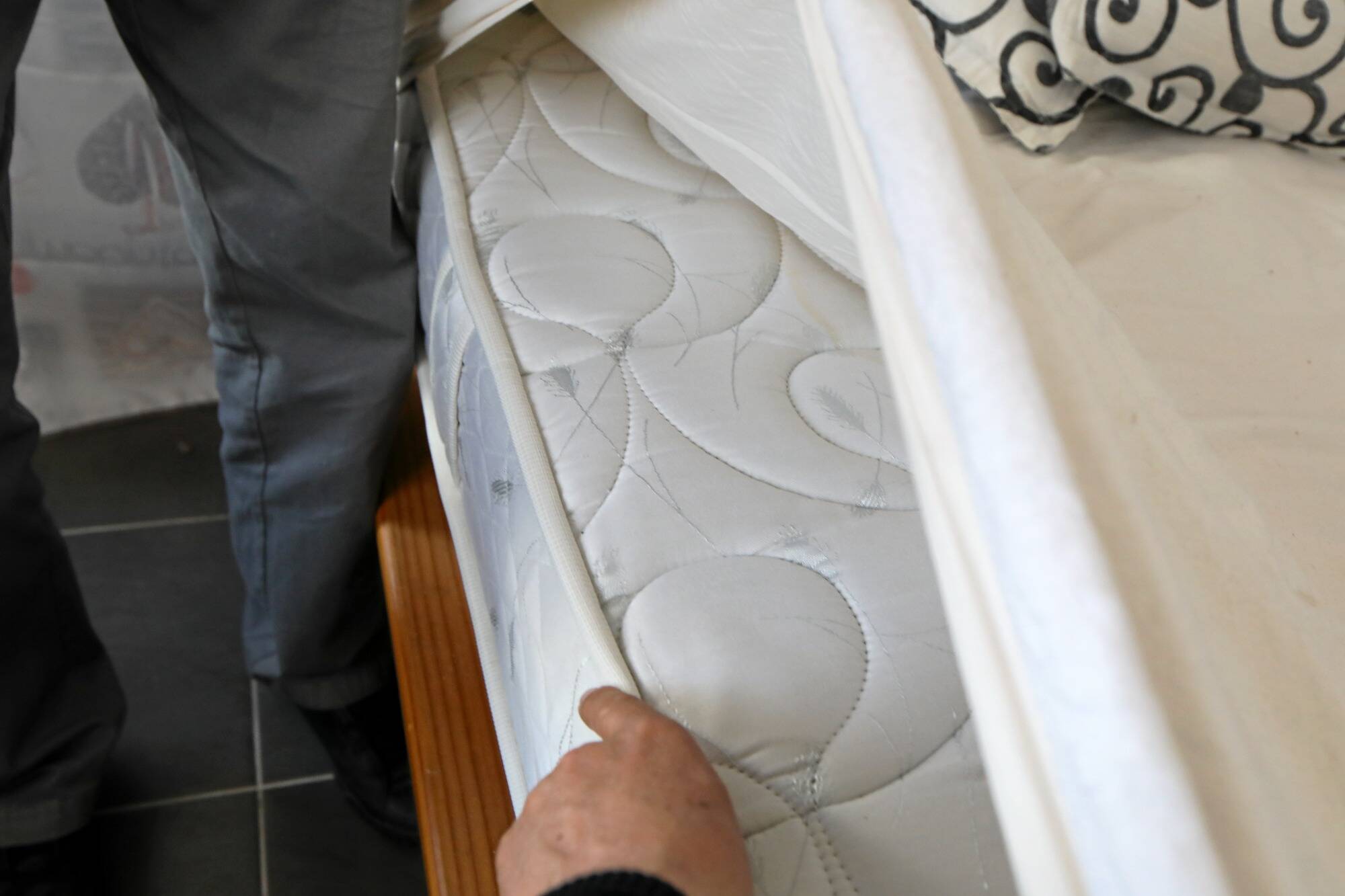 La vendeuse d'un magasin de literie licenciée pour avoir eu des relations sexuelles sur un matelas d'exposition