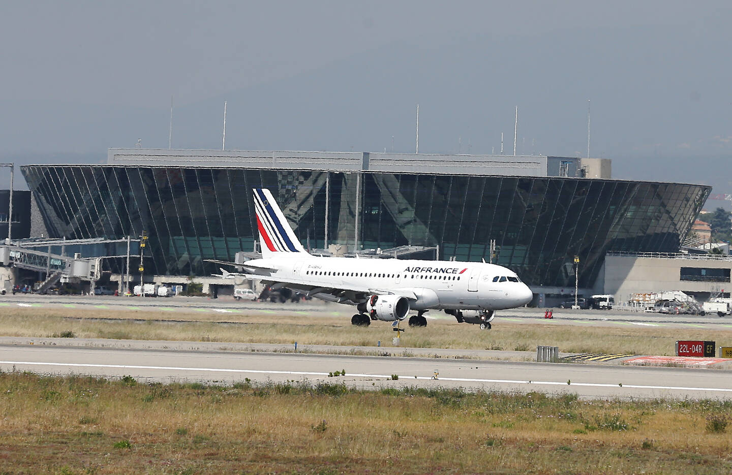 Le syndicat majoritaire chez les contrôleurs aériens français a annoncé mercredi 24 avril la levée de son préavis de grève pour jeudi.