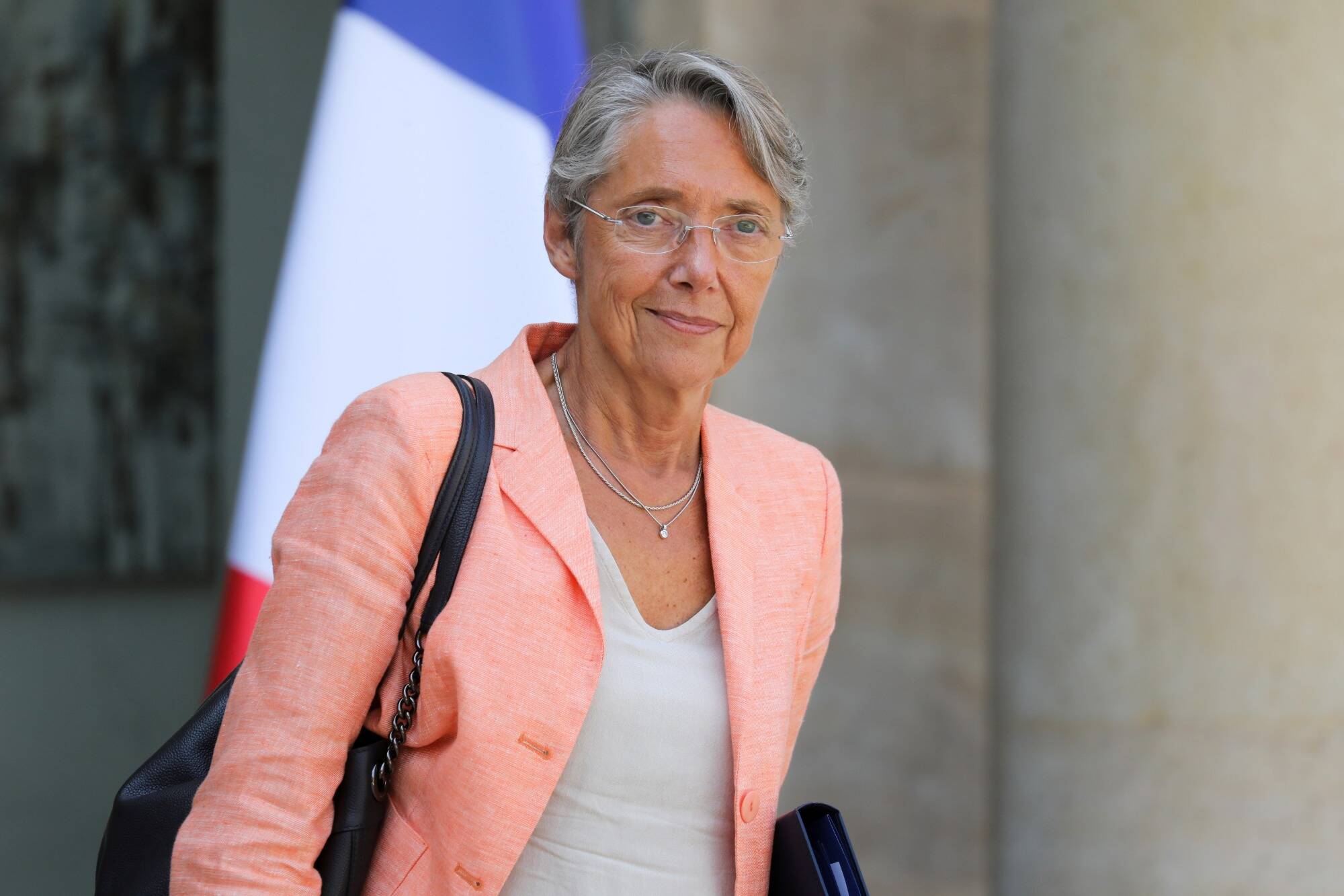 Hausse des cas de Covid: Elisabeth Borne lance un "appel solennel" à porter le masque dans les transports et à se faire vacciner
