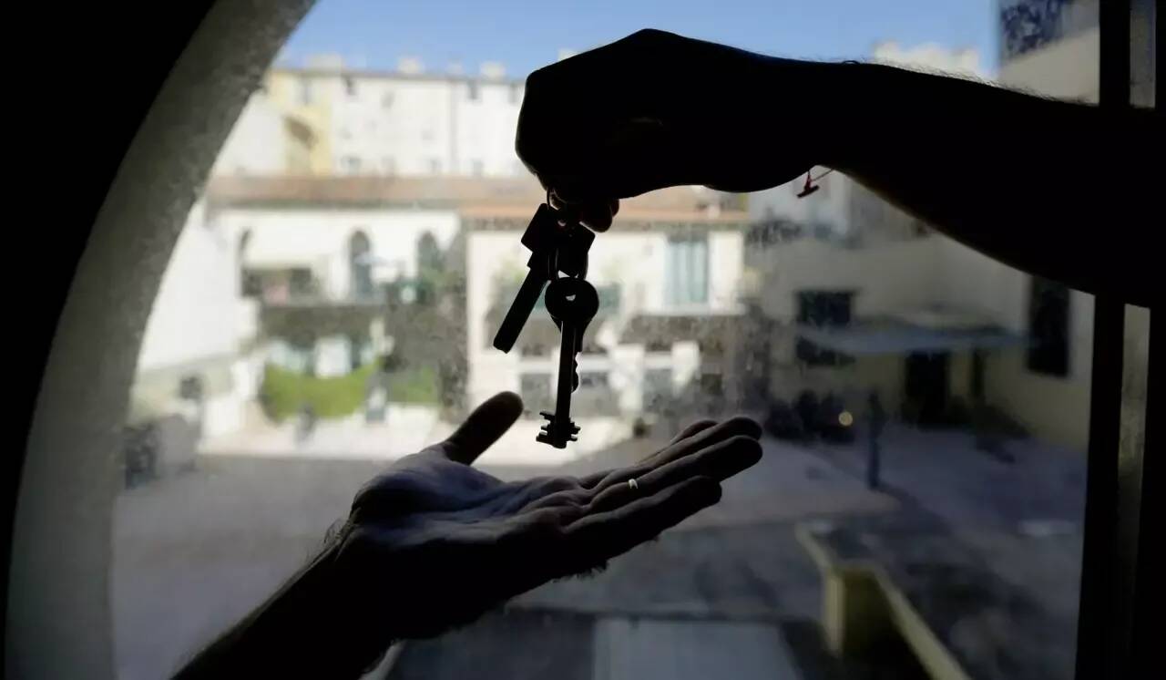 "Les logements c'est pour vivre, pas pour se faire de l'argent": des militants anti-Airbnb s'introduisent dans son appartement et le saccagent