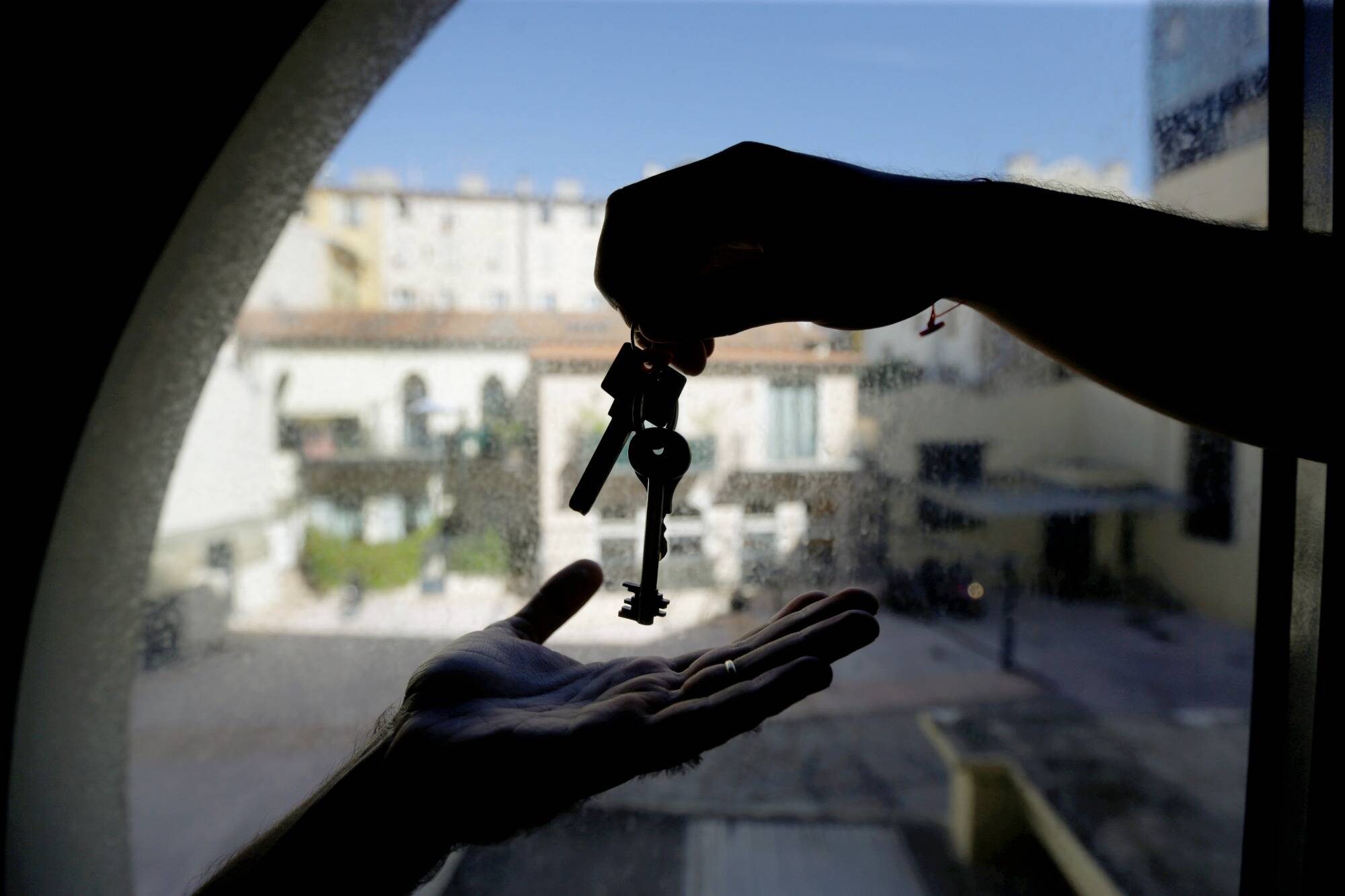 "Les propriétaires ne veulent pas être perdants": sur Airbnb, le prix des logements dans les Alpes-Maritimes ne cesse de grimper