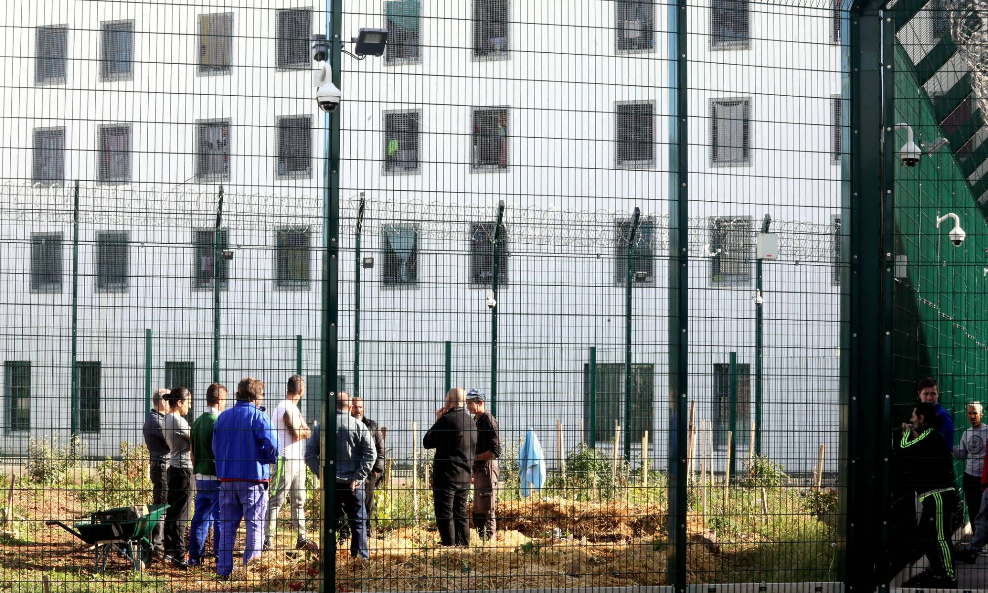 Pourquoi le nombre de personnes qui dorment à même le sol dans les prisons en France ne cesse d'augmenter?