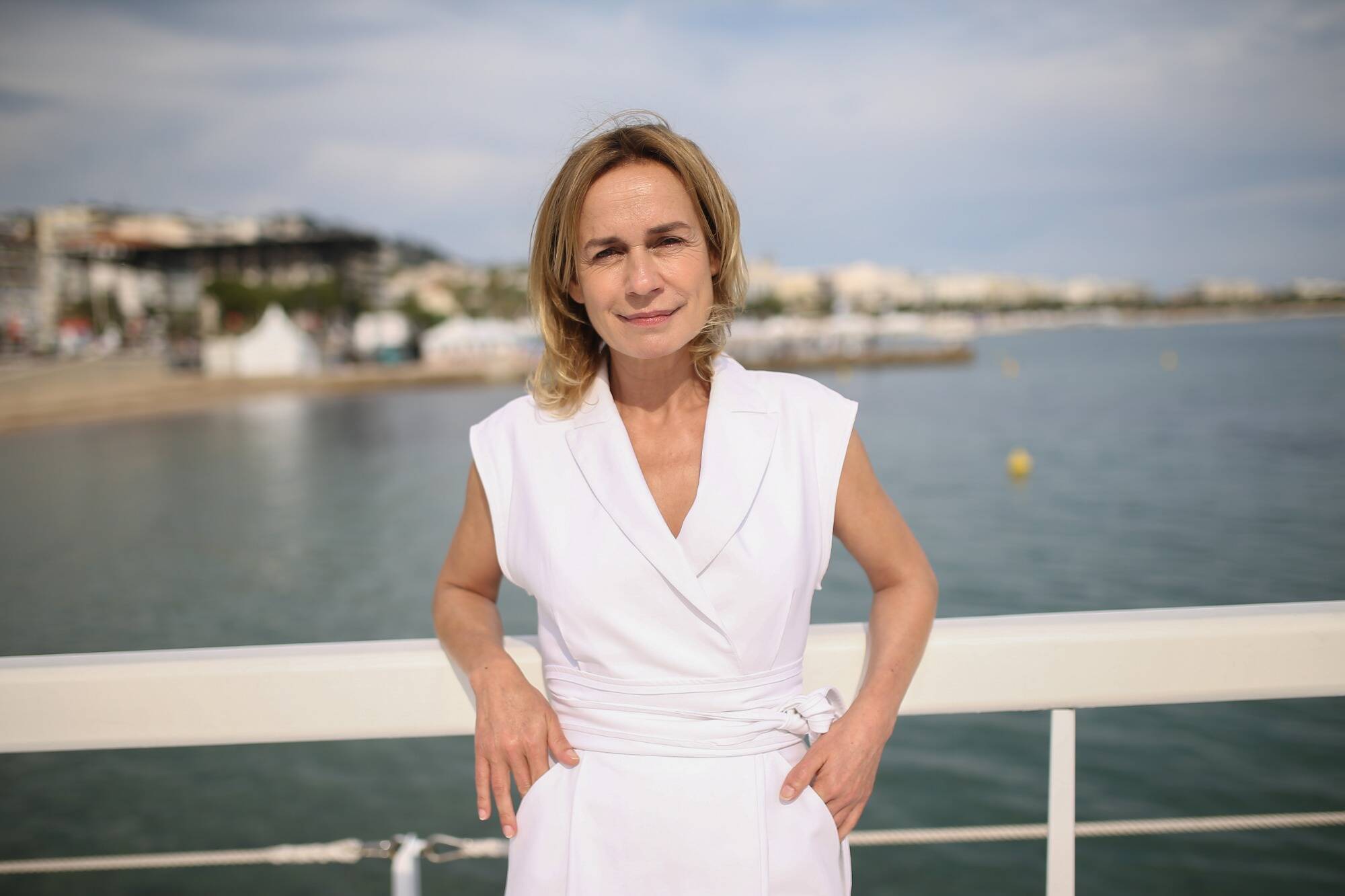 Sandrine Bonnaire revient à la chanson avec un album "tumultueux" co-signé Erik Truffaz